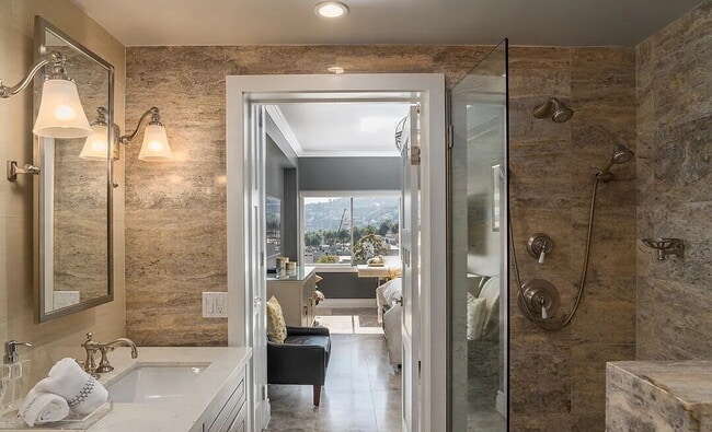 Building Photo - "Charming 1-Bedroom Retreat in Santa Ana – Perfect for Urban Living!"