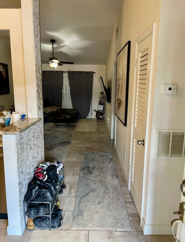 Building Photo - 1 bedroom Creekside Villas Townhome Near O...