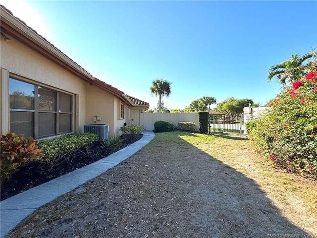 Building Photo - 3012 SW Mariposa Cir