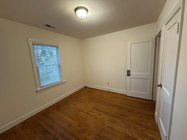 Building Photo - Rancher with Large Back Yard!