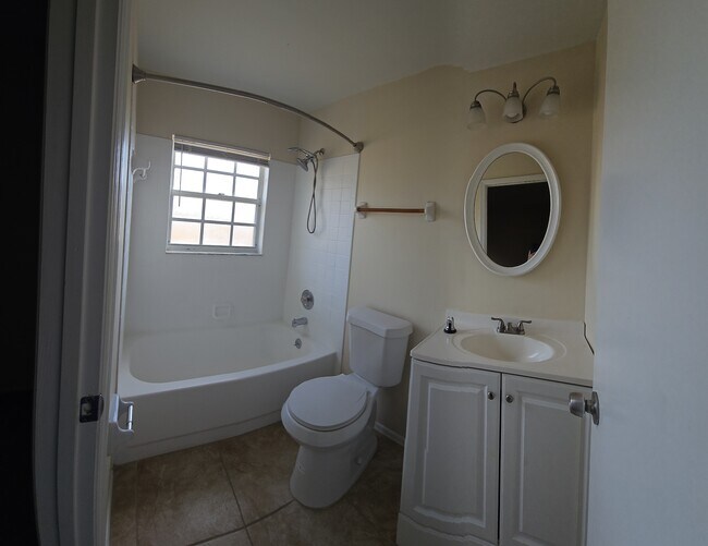 Building Photo - 311 Oak Ln Dr