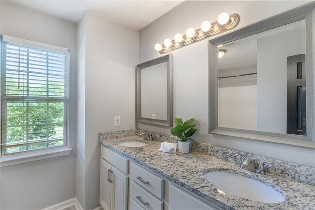 Building Photo - Beautiful end unit in sought-after Nashboro Village