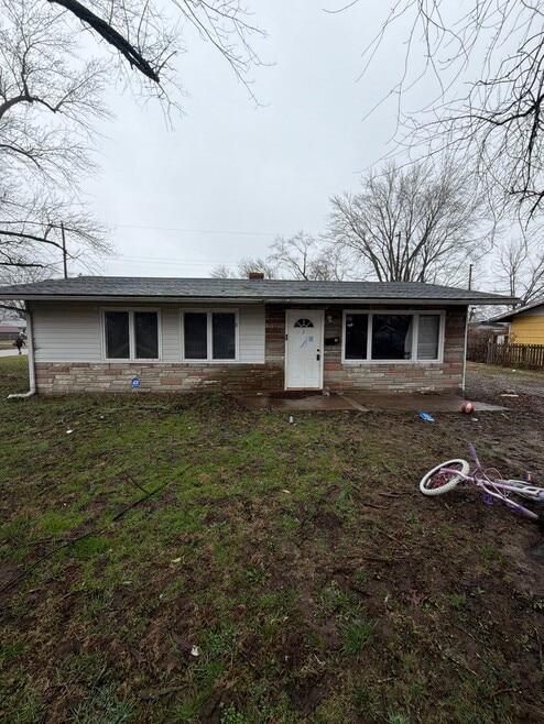 Building Photo - 2 E Adams Dr