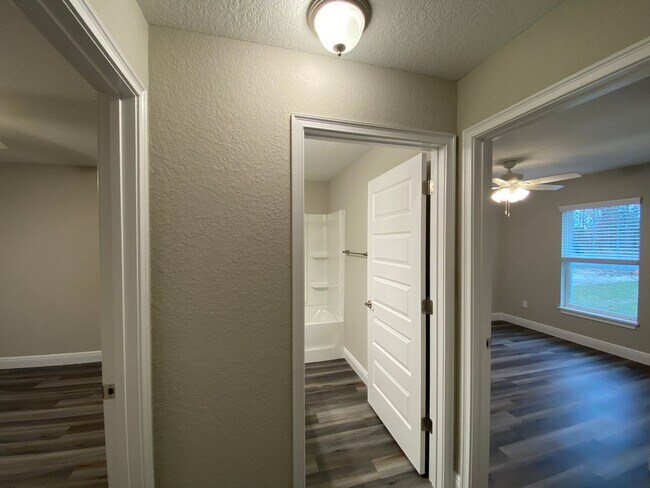 Building Photo - Custom Home - Desirable SE Ocala Neighborh...