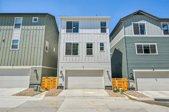 Building Photo - "Experience Spacious Comfort: 4-Bed, 3.5-Bath Retreat on Gladshine Drive!"