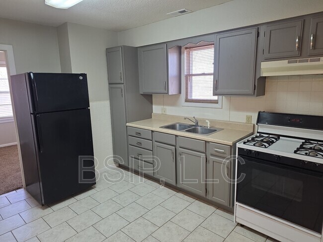 Building Photo - 1141 NE Chester Ave