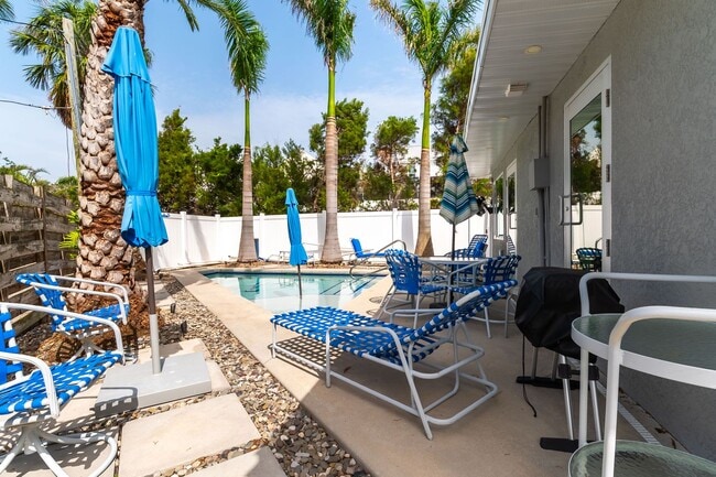 Building Photo - Unique 3 Bed, 3 Bath Waterfront Property w...