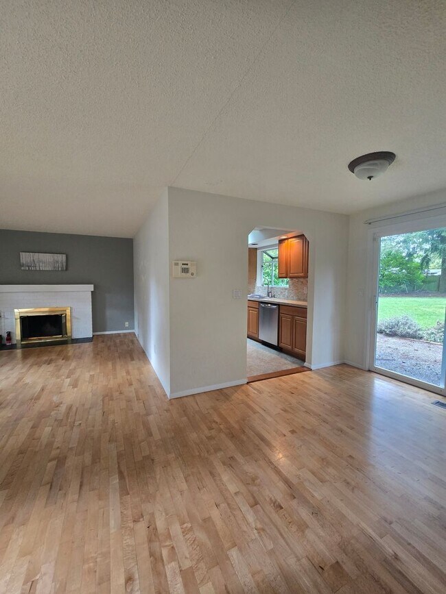 Building Photo - Beautiful 3 bedroom on large lot.