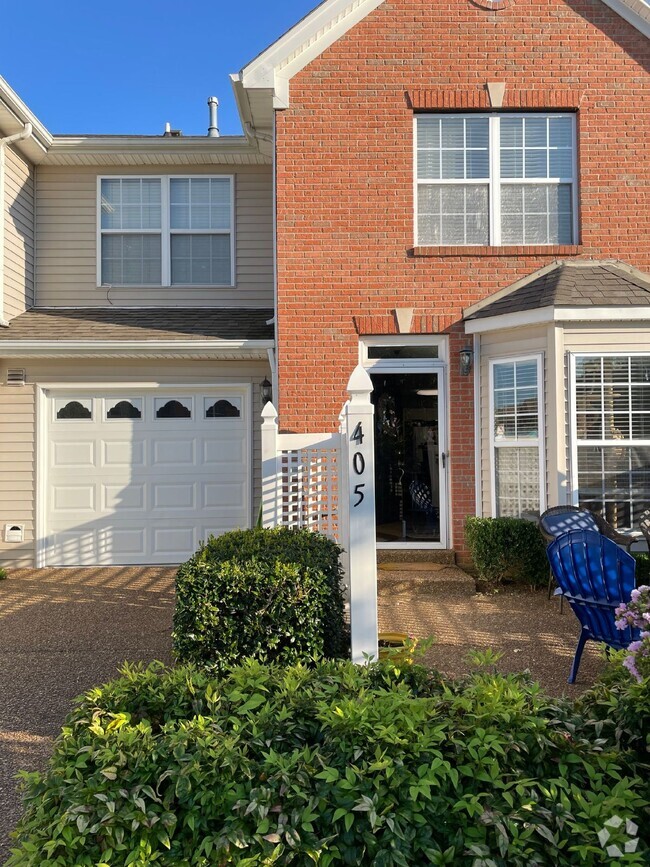 Building Photo - Charming 2 Bed Townhouse with 2.5 Baths in...