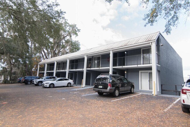 Building Photo - 830 E Park Ave