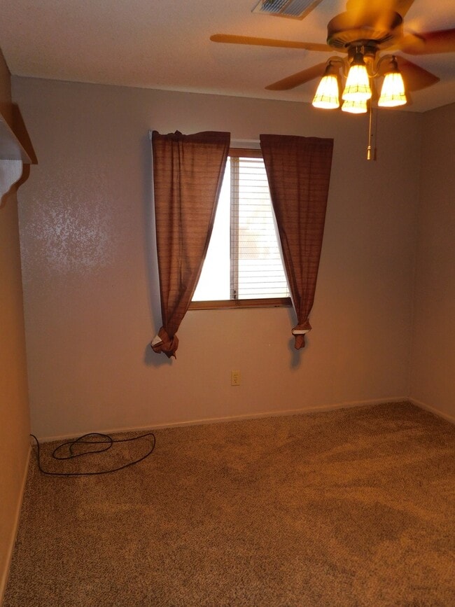 Building Photo - 4 BEDROOM HOME IN COLLEGE PARK!
