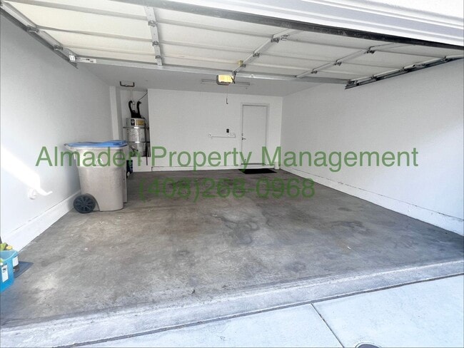 Building Photo - Newer Corner Townhome in Great Location! Central A/C & Pets Negotiable!