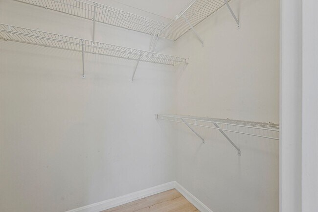 Building Photo - Monument Court E #201/Lee (CR/PPM)