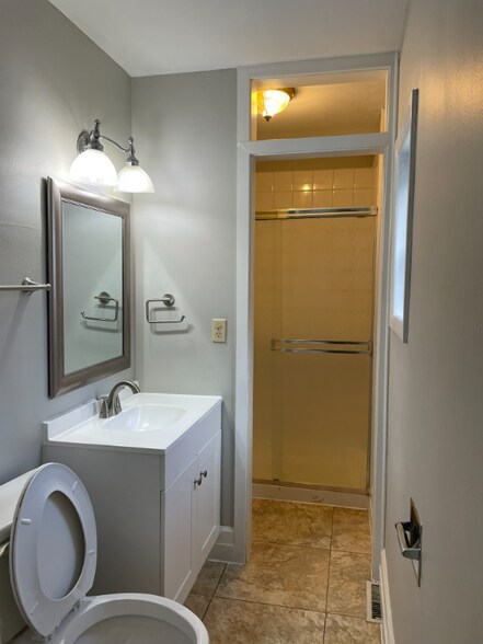 Building Photo - 494 Reinhard Ave