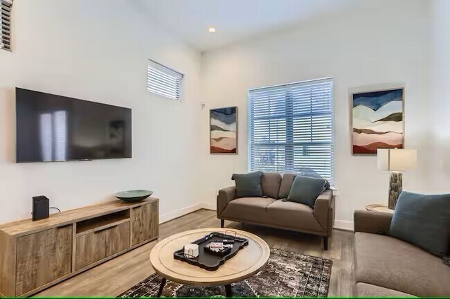 Building Photo - 1528 Chestnut St