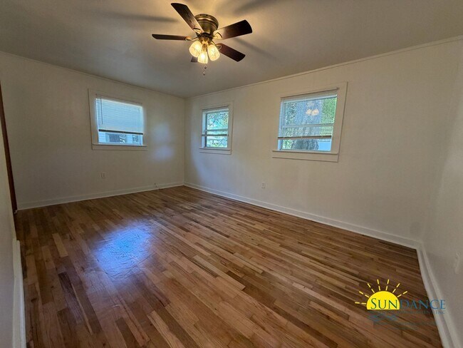 Building Photo - Vintage 3 Bedroom Home in the Heart of Fort Walton!