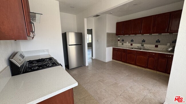 Building Photo - 924 S Sunol Dr