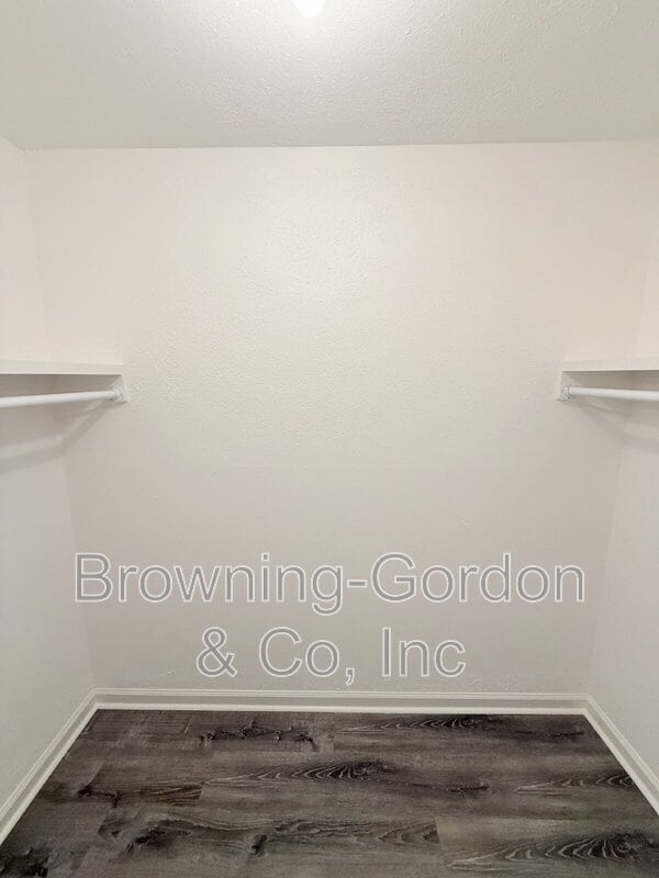 Building Photo - 810 Bellevue Rd