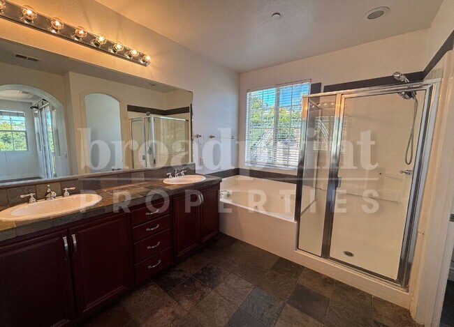 Building Photo - 637 Oak Glade Dr