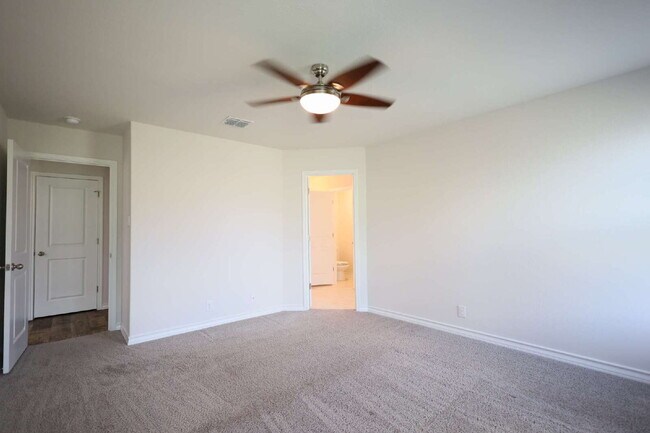 Building Photo - "Charming 4-Bed Sanctuary in San Antonio – 1702 Sq Ft of Comfortable Living!"