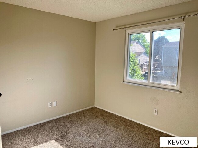 Building Photo - Beautiful Three Bedroom Home!