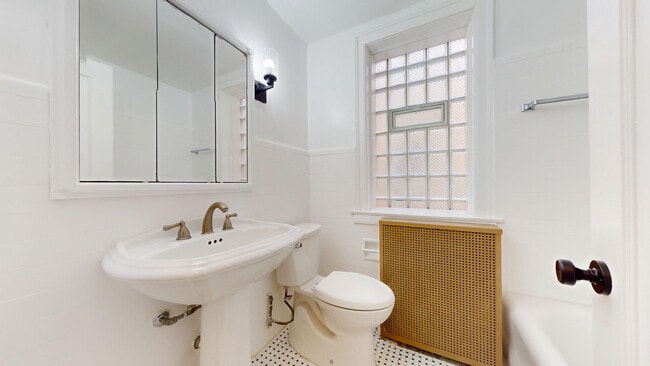 Building Photo - 6738 N Rockwell St