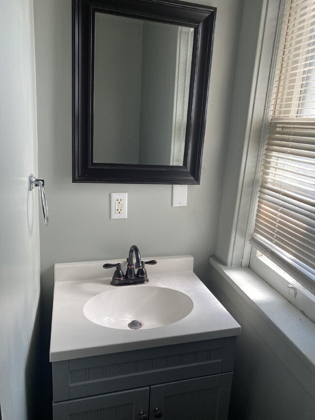 Building Photo - "Charming 1-Bedroom Retreat in Harrisburg'...