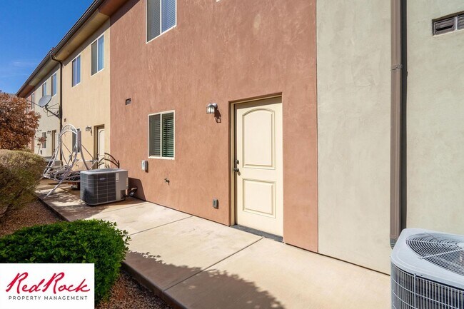 Building Photo - DOG-FRIENDLY 3 Bedroom Townhome with INTERNET INCLUDED!