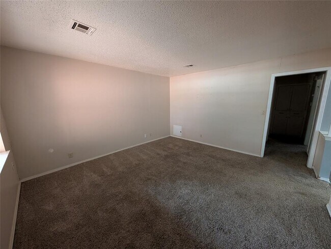Building Photo - 122 Crystal Cir