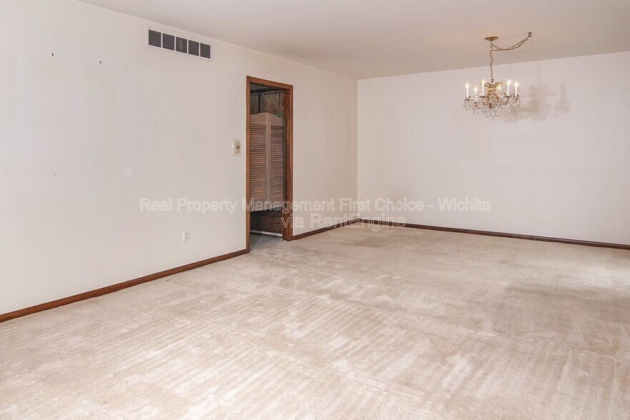 Building Photo - 244 Live Oak Ln