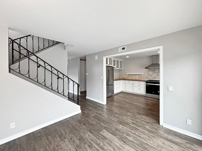 Building Photo - Spacious 3BD/2.5BA Townhouse in La Jolla W...