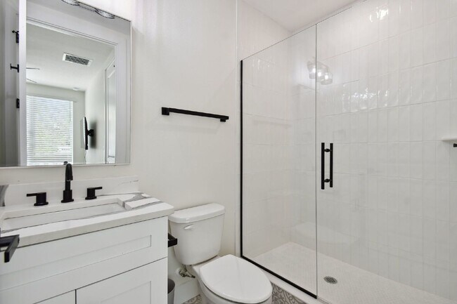 Building Photo - Luxurious 3 Bedroom Condo with Spacious Layout and Prime Location in Tampa, FL!