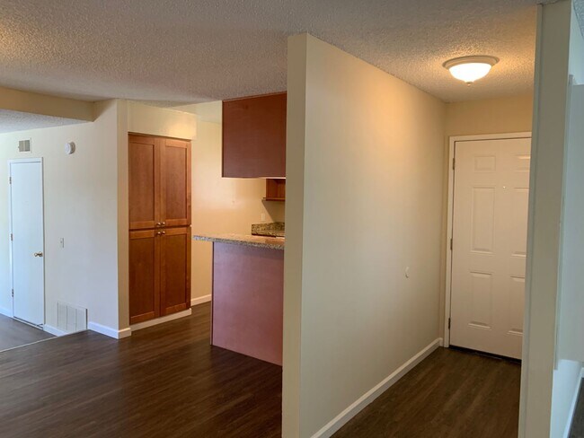 Building Photo - Excellent Value! Spacious Updated South Sa...