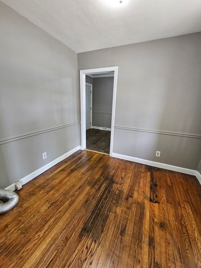 Building Photo - 2 BR off Nathan Hunt