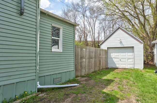Building Photo - Spacious 4 Bed / 1 Bath Home in Carrollton Township!
