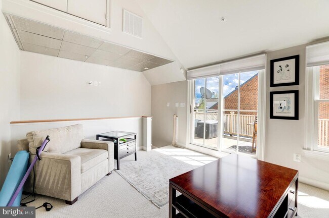 Building Photo - 402 Oronoco St