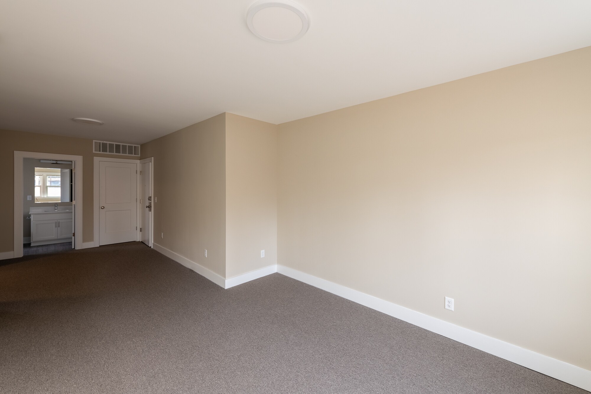 Building Photo - 2571 S Kinnickinnic Ave