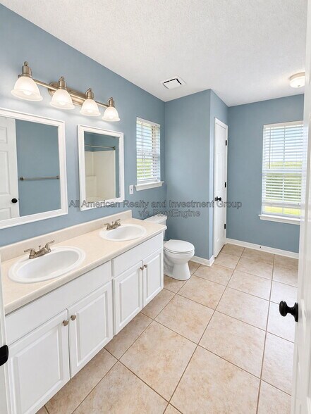 Building Photo - 561 Rough Leaf Ln