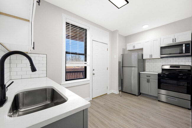 Building Photo - 2826 E 76th