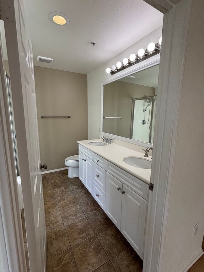 Building Photo - Move-In Ready 4 Bedroom Home Perfect for Professionals & Families