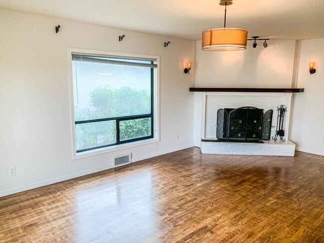 Building Photo - Spacious 4 bedroom house on a quiet North Ballard/Crown Hill  location