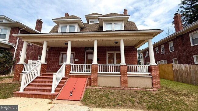 Building Photo - 2223 NOBLE