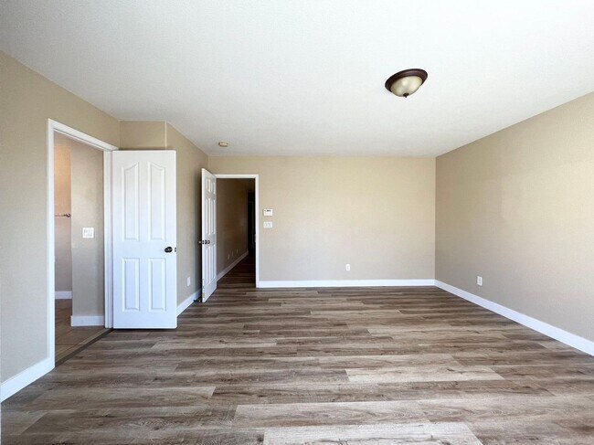 Building Photo - Beautiful 4-bedroom, 2.5-bathroom house