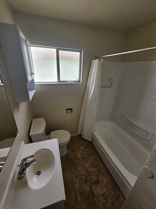 Building Photo - Cozy 2-Bed Oakland Apartment: San Leandro ...