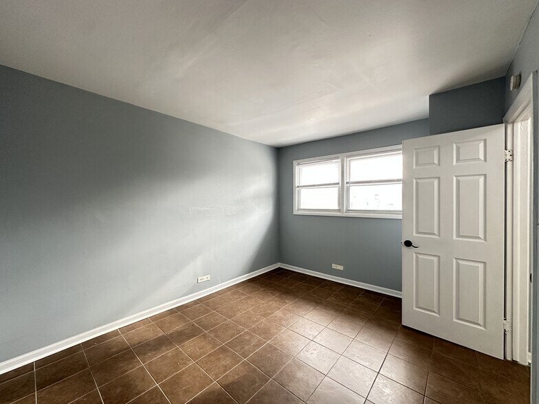 Building Photo - 9620 Ivanhoe Ave