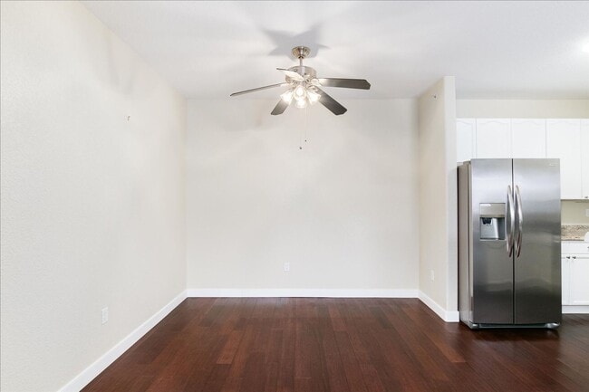 Building Photo - July 1st Move in! Top Floor 2 Bed / 2 Bath...