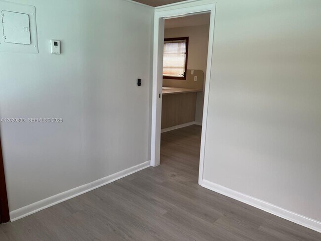 Building Photo - 321 SW 71st Ave