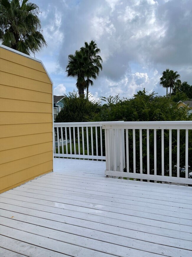 Building Photo - Charming 3-Bedroom, 2-Bath Condo in the Ga...