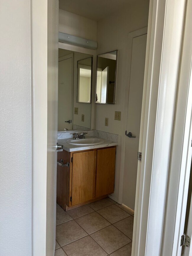 Building Photo - One Bedroom Smokey Lane Condo - Upper Unit
