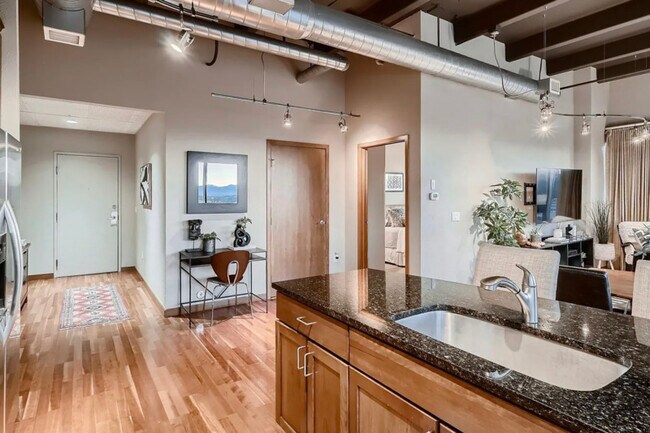 Building Photo - 100 Park Ave W